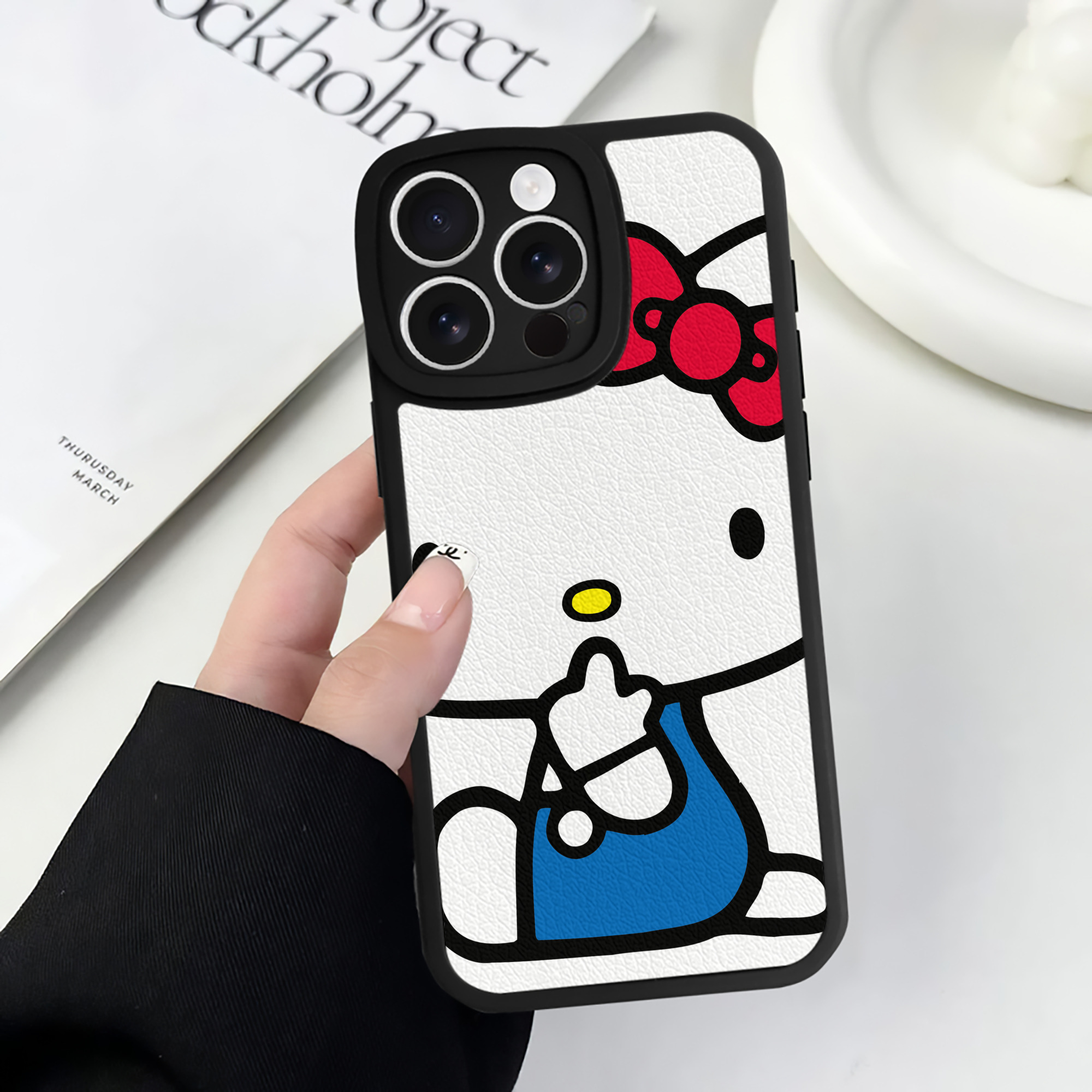 （画像用） Hello Kitty ハローキティ 【iPhone 16シリーズ対応】シリコンスマホケース（レザー調） 材質：シリコン